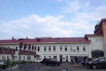 Сорванная порывом ветра крыша здания в Нижнем Новгороде повредила несколько автомобилей