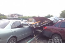 Сорванная порывом ветра крыша здания в Нижнем Новгороде повредила несколько автомобилей