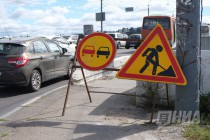 Автотранспорт движется с замедлением скорости из-за срезанного асфальта на полосах дороги