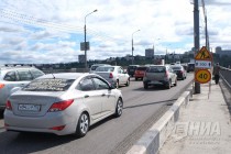 Автотранспорт движется с замедлением скорости из-за срезанного асфальта на полосах дороги