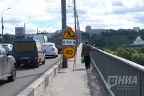 Автотранспорт движется с замедлением скорости из-за срезанного асфальта на полосах дороги