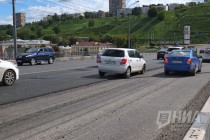 Автотранспорт движется с замедлением скорости из-за срезанного асфальта на полосах дороги