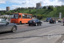 Автотранспорт движется с замедлением скорости из-за срезанного асфальта на полосах дороги