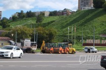 Спецтехника для ремонта моста стоит на островке безопасности