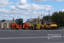 Спецтехника для ремонта моста стоит на островке безопасности