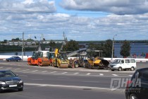 Спецтехника для ремонта моста стоит на островке безопасности