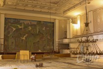 Реконструируются люстры зала