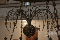 Реконструируются люстры зала