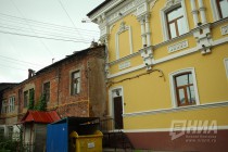 Дворы по улице Ильинской. К полностью отреставрированному фасаду примыкает стена разрушающегося здания