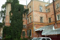Жители улицы Ильинской своими силами защищают дом профнастилом и делают металлические козырьки.