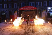 Огненное шоу от Театра огня и света FireLife на улице Рождественской в Нижнем Новгороде