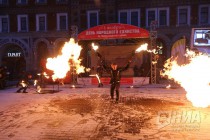 Огненное шоу от Театра огня и света FireLife на улице Рождественской в Нижнем Новгороде