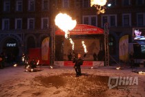 Огненное шоу от Театра огня и света FireLife на улице Рождественской в Нижнем Новгороде