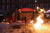 Огненное шоу от Театра огня и света FireLife на улице Рождественской в Нижнем Новгороде