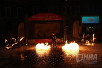Огненное шоу от Театра огня и света FireLife на улице Рождественской в Нижнем Новгороде