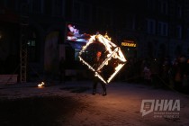 Огненное шоу от Театра огня и света FireLife на улице Рождественской в Нижнем Новгороде