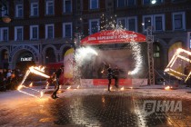 Огненное шоу от Театра огня и света FireLife на улице Рождественской в Нижнем Новгороде