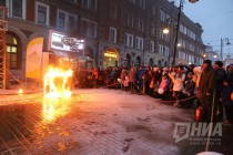 Огненное шоу от Театра огня и света FireLife на улице Рождественской в Нижнем Новгороде