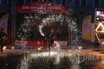 Огненное шоу от Театра огня и света FireLife на улице Рождественской в Нижнем Новгороде
