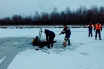 Автомобиль Chevrolet Niva с двумя пьяными водителями провалился под лед
