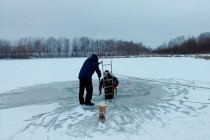 Автомобиль Chevrolet Niva с двумя пьяными водителями провалился под лед