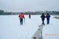 Автомобиль Chevrolet Niva с двумя пьяными водителями провалился под лед