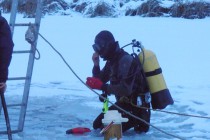 Автомобиль Chevrolet Niva с двумя пьяными водителями провалился под лед