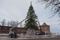 Главную новогоднюю елку установили и нарядили в Нижнем Новгороде