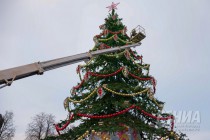 Главную новогоднюю елку установили и нарядили в Нижнем Новгороде