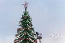 Главную новогоднюю елку установили и нарядили в Нижнем Новгороде