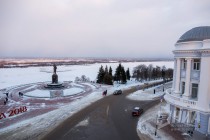 Главную новогоднюю елку установили и нарядили в Нижнем Новгороде