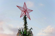 Главную новогоднюю елку установили и нарядили в Нижнем Новгороде