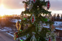 Главную новогоднюю елку установили и нарядили в Нижнем Новгороде