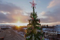 Главную новогоднюю елку установили и нарядили в Нижнем Новгороде