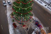 Главную новогоднюю елку установили и нарядили в Нижнем Новгороде