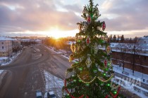 Главную новогоднюю елку установили и нарядили в Нижнем Новгороде