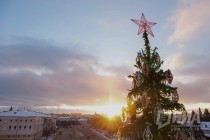 Главную новогоднюю елку установили и нарядили в Нижнем Новгороде