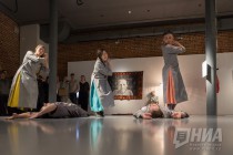 Предпоказ спектакля Вязаник в рамках новогодних интерактивных спектаклей в ГЦСИ Арсенал на выставке Леонида Тишкова Взгляни на дом свой