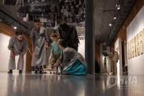 Предпоказ спектакля Вязаник в рамках новогодних интерактивных спектаклей в ГЦСИ Арсенал на выставке Леонида Тишкова Взгляни на дом свой