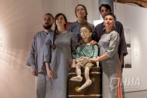 Предпоказ спектакля Вязаник в рамках новогодних интерактивных спектаклей в ГЦСИ Арсенал на выставке Леонида Тишкова Взгляни на дом свой