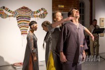 Предпоказ спектакля Вязаник в рамках новогодних интерактивных спектаклей в ГЦСИ Арсенал на выставке Леонида Тишкова Взгляни на дом свой