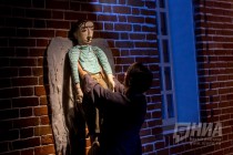 Предпоказ спектакля Вязаник в рамках новогодних интерактивных спектаклей в ГЦСИ Арсенал на выставке Леонида Тишкова Взгляни на дом свой