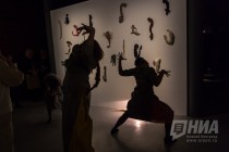 Предпоказ спектакля Вязаник в рамках новогодних интерактивных спектаклей в ГЦСИ Арсенал на выставке Леонида Тишкова Взгляни на дом свой