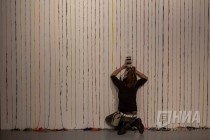 Предпоказ спектакля Вязаник в рамках новогодних интерактивных спектаклей в ГЦСИ Арсенал на выставке Леонида Тишкова Взгляни на дом свой