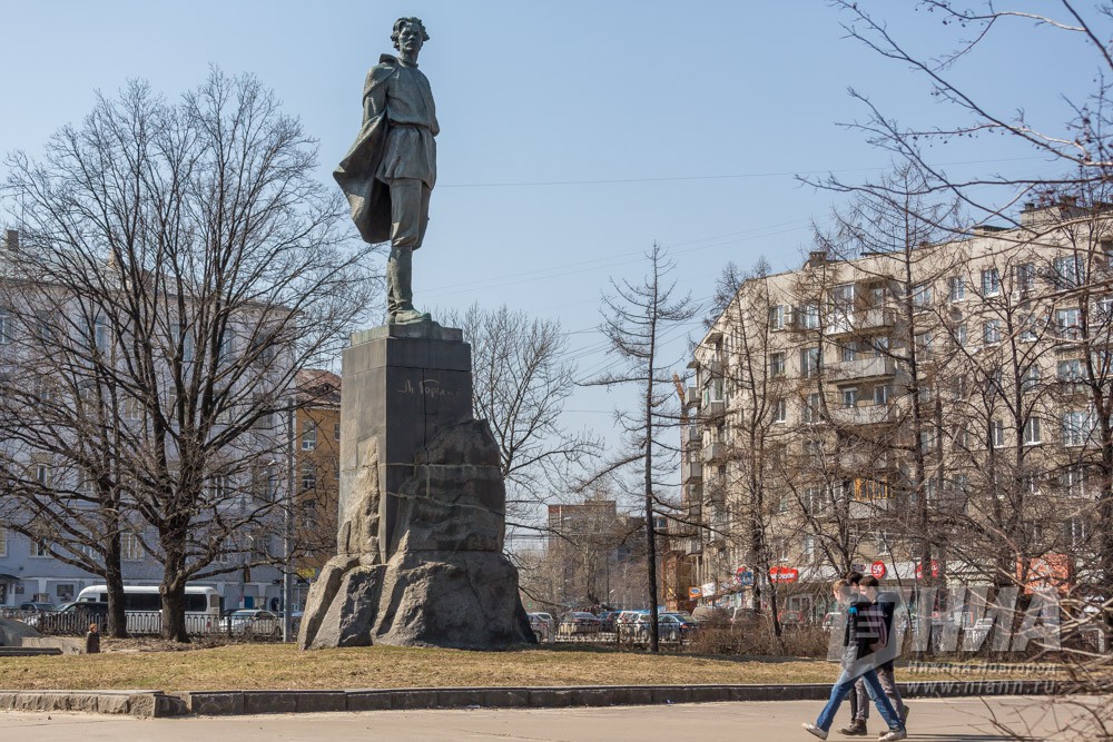Памятник М.Горькому в центре Нижнего Новгорода