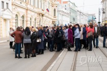 Люди, привезенные с предприятий, образовательных и государственных учреждений, ожидают начала митинга