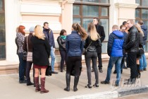 Люди, привезенные с предприятий, образовательных и государственных учреждений, ожидают начала митинга