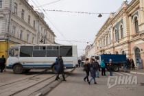 Люди, привезенные с предприятий, образовательных и государственных учреждений, ожидают начала митинга