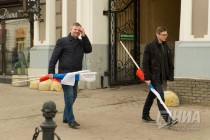 Люди, привезенные с предприятий, образовательных и государственных учреждений, ожидают начала митинга