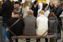 Люди, привезенные с предприятий, образовательных и государственных учреждений, ожидают начала митинга